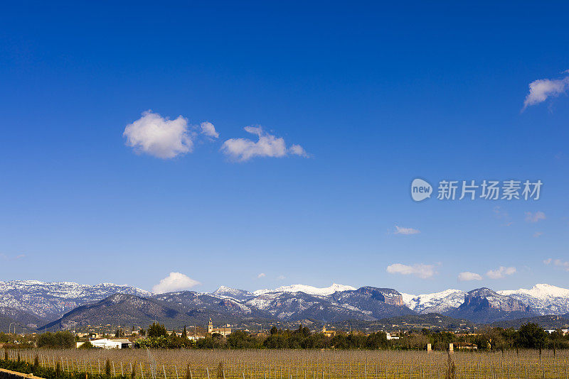 马略卡岛特拉蒙塔纳山脉上的雪，远处是小村庄圣玛利亚·德尔卡米（Santa Maria del camí）和藤蔓植物